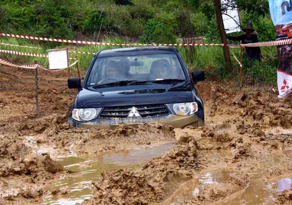Bermain Lumpur dengan Strada Triton