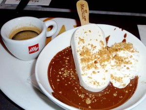 Pangeran Bercelana Pendek di Magnum Cafe