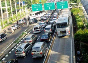 Antrean 2 Km, Kendaraan Mengular Jelang Gerbang Tol Cimanggis