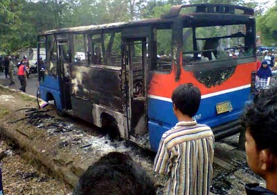 Metromini Dibakar Massa di Klender