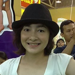 Dewi Rezer Jual Tas Bekas Artis via Online
