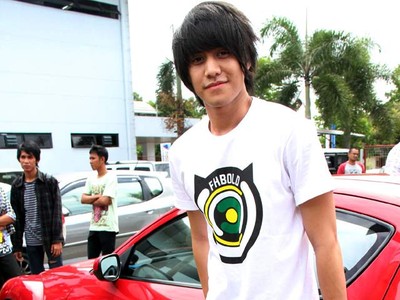 Kevin Aprilio dan Mobil Merahnya