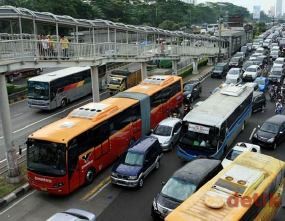 Bus TransJ Gandeng Mogok, Arah ke Slipi Macet Parah