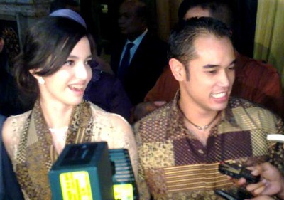 Nia & Ardi Bakrie Selalu Mesra