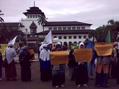 Demo Perempuan di Gedung Sate