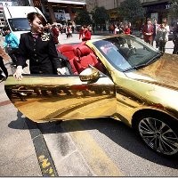 Mau Pamer, Mobil Berlapis Emas Malah Diderek Polisi