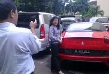 Ferrari Malinda di Mabes Polri Laris Diajak Foto Bareng