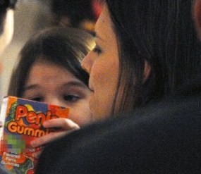 Katie Holmes Kaget Anaknya Pegang Permen Bentuk Penis