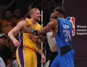 Diwarnai Keributan, Lakers Tekuk Mavs