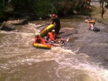 Ibu-ibu Rela Nyemplung Sungai Demi Bersihkan Cikapundung