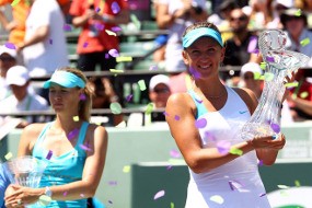 Tundukkan Sharapova, Azarenka Juara