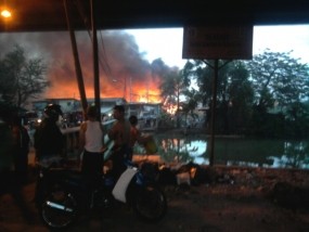 Api Lahap Pemukiman Padat Dekat Rel KA Kampung Bandan