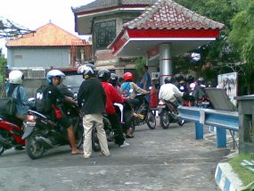 Distribusi Sulit, Warga Fak-Fak Mesti Antre Dapatkan BBM