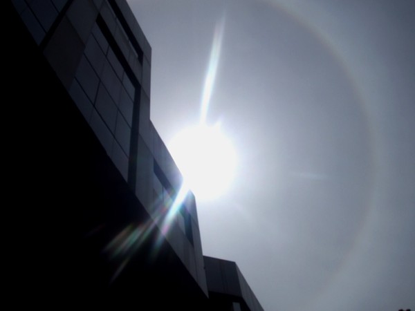 Matahari Halo Hiasi Jakarta