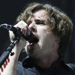 Konser Penuh Keintiman Jimmy Eat World