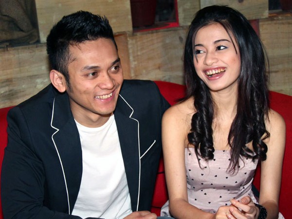 Angie Virgin Kompak Bareng Suami