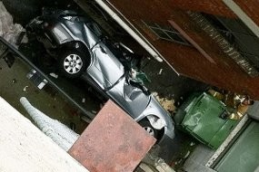 Mobil Terjun Bebas, Pengemudi Wanita Selamat Berkat Seatbelt