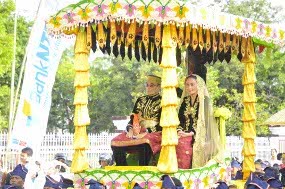 Tertunda 36 Tahun, Penobatan Sultan Sumbawa Dihadiri Ribuan Warga Tertunda 36 Tahun, Penobatan Sultan Sumbawa Dihadiri Ribuan Warga