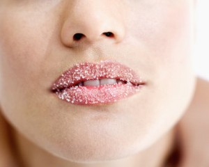 Atasi Bibir Pecah-pecah dengan 4 Perawatan Ini