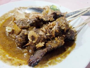 Gurih-gurih Sedap Sate Kuah Kacang Pak Memeng