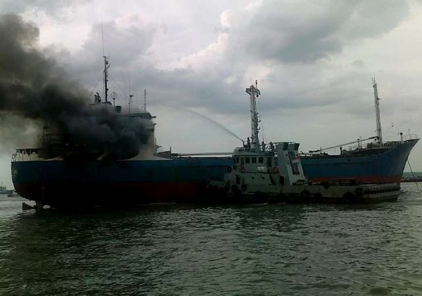 KM Maharani Terbakar di Tanjung Perak