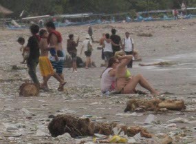 Disapu Massal, Pantai Kuta Bersih Cling