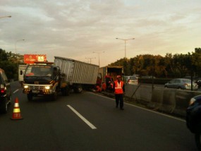 Kecelakaan Truk Macetkan Tol Cikampek Arah Cawang