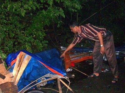 3 Warung Diobrak-abrik Preman