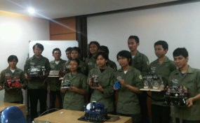 Robot-robot Unikom Serbu Amerika