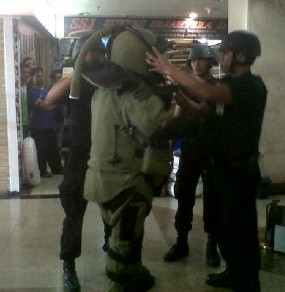 Gegana Sisir Paket Mencurigakan di Kenari Mas Jl Kramat Raya