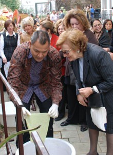 Woman International Club Ramai-ramai Belajar Membatik