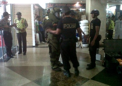 Gegana Periksa Paket Mencurigakan di Kenari Mas