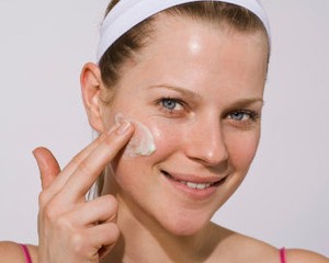 5 Tips Memakai Sunblock Untuk Cegah Keriput
