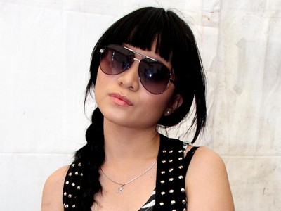 Kacamata Hitam Momo Geisha