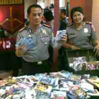 Polisi Amankan 20 Ribu Keping DVD Porno dan Bajakan