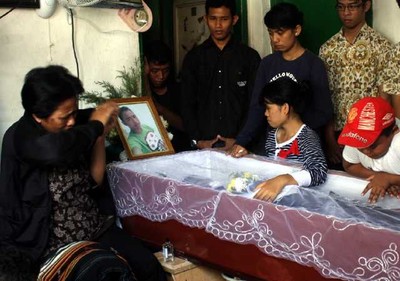 Isak Tangis Iringi Pemakaman Ishak Dapalawi