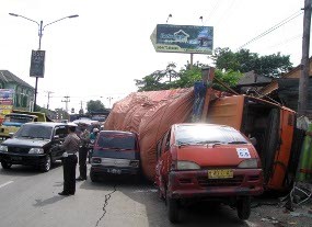 Truk Terguling di Semarang, Sopir Mengaku Rem Blong