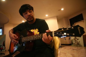 Demi Mendukung Chris John, Sir Dandy Menggratiskan Lagunya