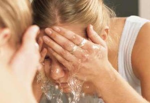Jangan Langsung Cuci Muka Saat Habis Panas-panasan