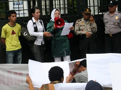 Tuntut Miller Dideportasi