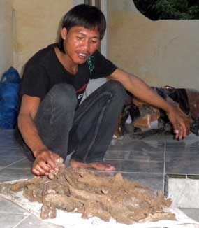 Penambang Batu Temukan Fosil di Goa Angker