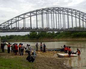 Kakak Beradik Hanyut di Bengawan Solo