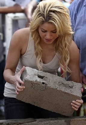 Shakira Bantu Pembangunan Sekolah di Kolombia