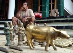 Petani Pacitan Temukan Benda Antik Saat Mencangkul Ladang