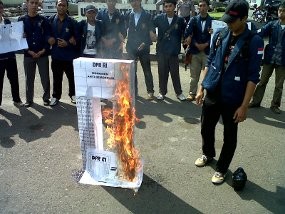 Gedung Baru DPR Dibakar Mahasiswa