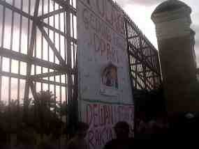 Demo Tolak Gedung Baru, Mahasiswa Coreti Foto Marzuki