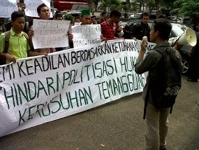 Sidang Rusuh Temanggung Diramaikan Demo