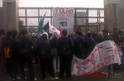 Mahasiswa Demo Tolak Gedung Baru DPR