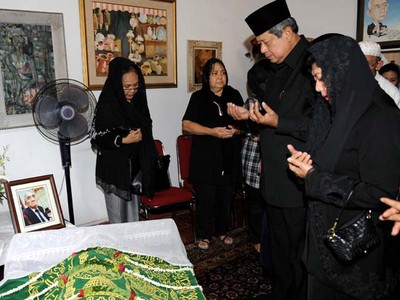 SBY Melayat Alm Rosihan Anwar  