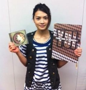 YUI Pamer Kado Ultah dari Fans di Penjuru Dunia